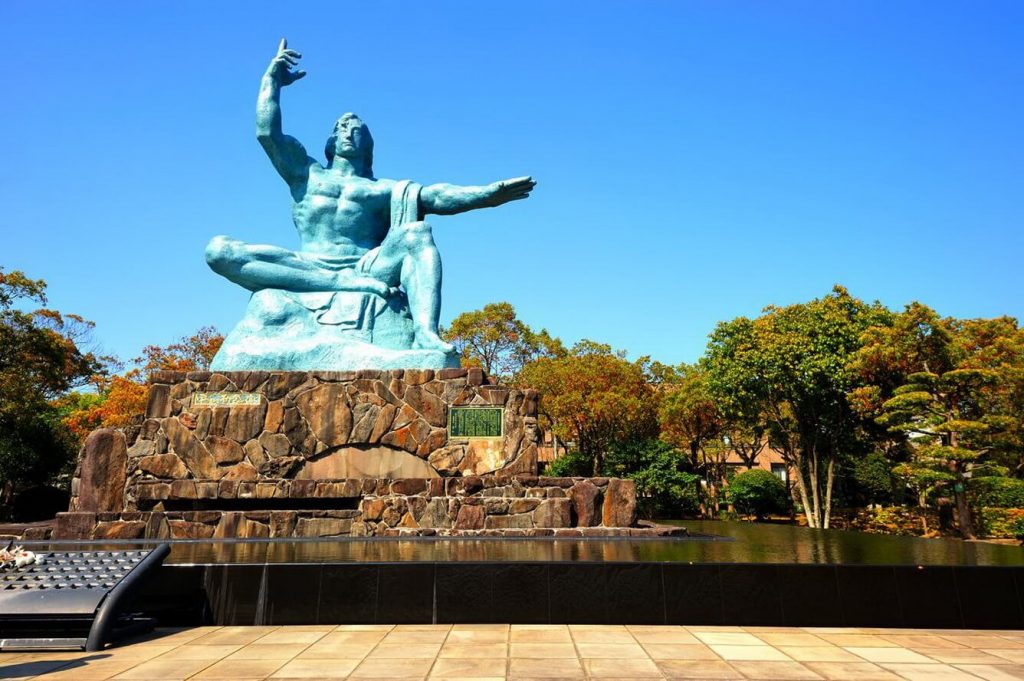  Bức tượng thạch cao hiện lên tại công viên Hòa Bình mang đầy ý nghĩa nhân văn.
