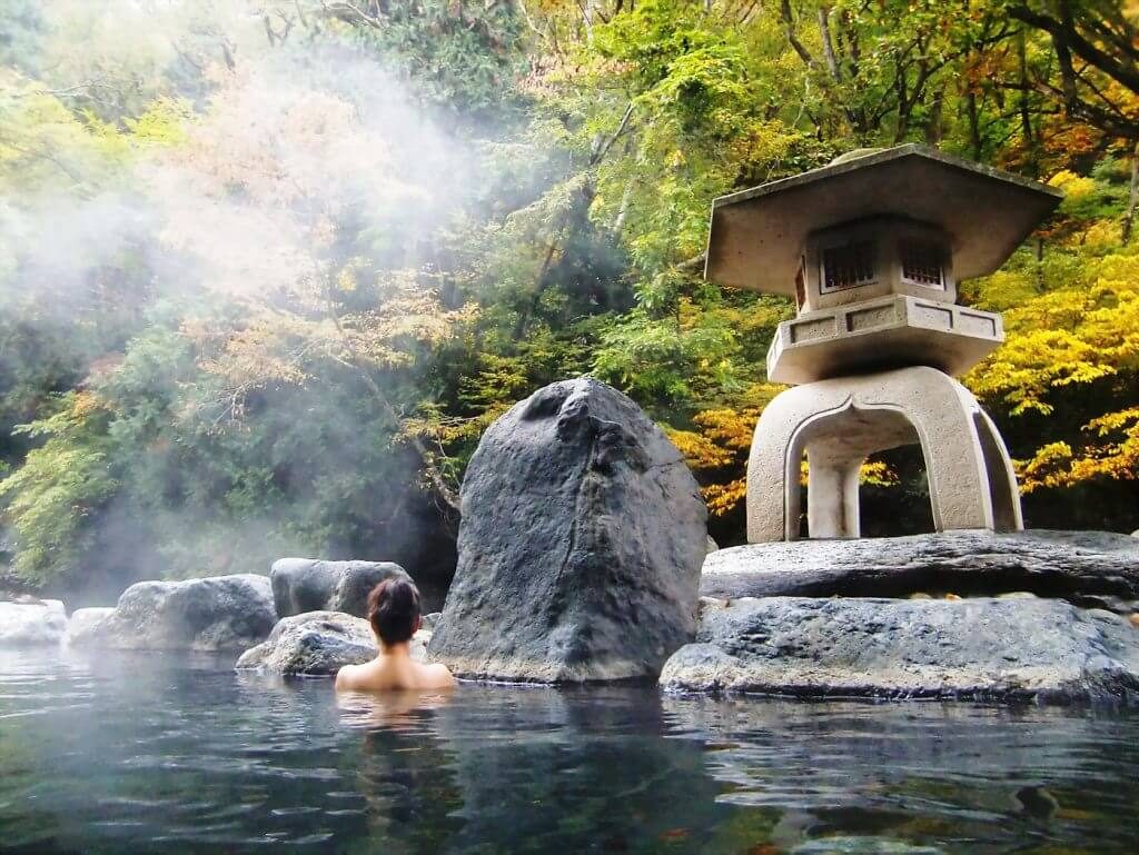 Trải nghiệm tắm Onsen là điều mà du khách nên trãi nghiệm khi đến Nhật Bản