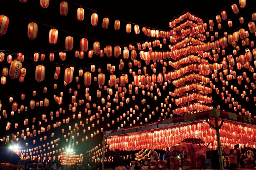  Những chiếc đèn lồng rực rỡ được treo lên trong lễ hội Obon. 
