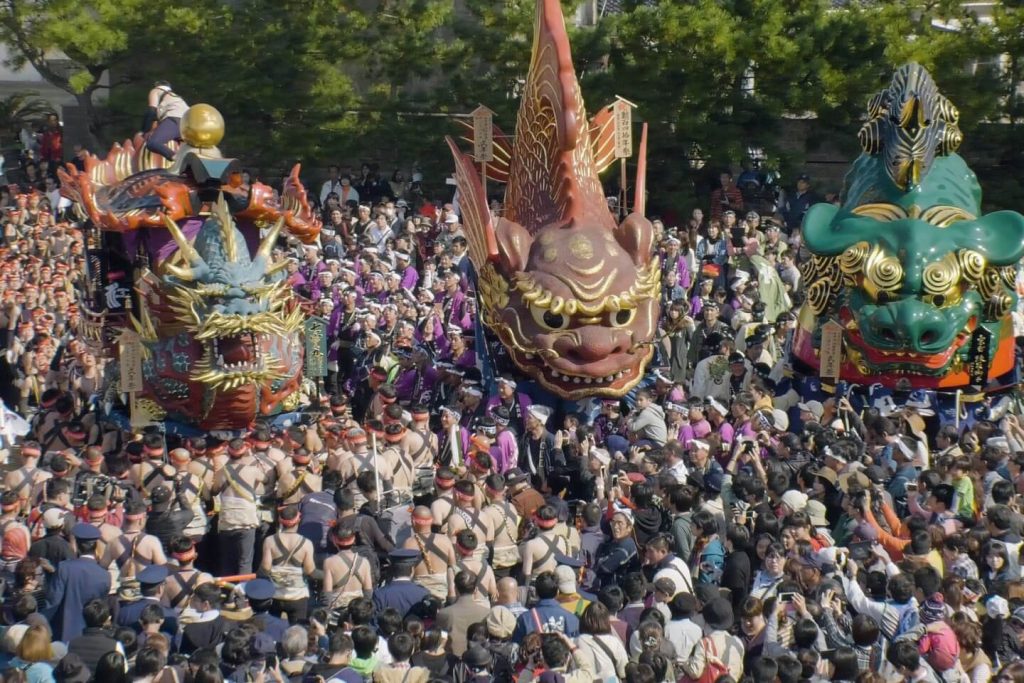 Những chiếc xe rước cổ là điểm nhấn của lễ hội Karatsu Kunchi