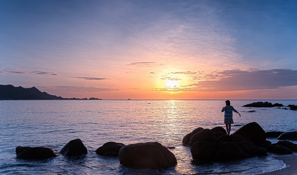 Cảnh bình minh đẹp kỳ ảo trên đảo Bình Hưng Khánh Hòa