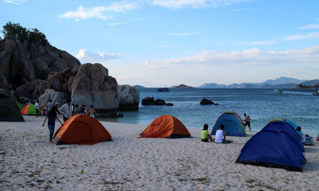 Cắm trại và ngủ lại trên bãi biển là một trải nghiệm khó quên khi đến với ở Bình Hưng.