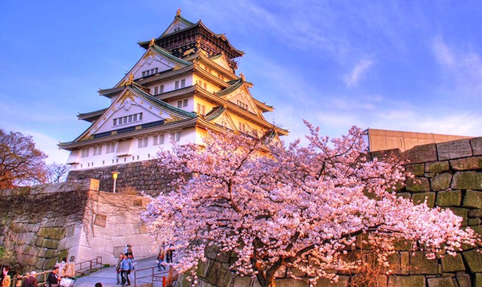 Kiến trúc tinh xảo nổi bật của lâu đài Osaka.