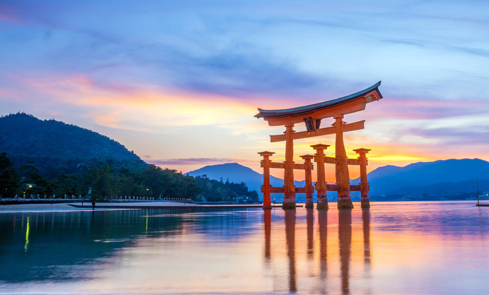 Đền Itsukushima với cổng Torii lớn nổi trên biển Seto
