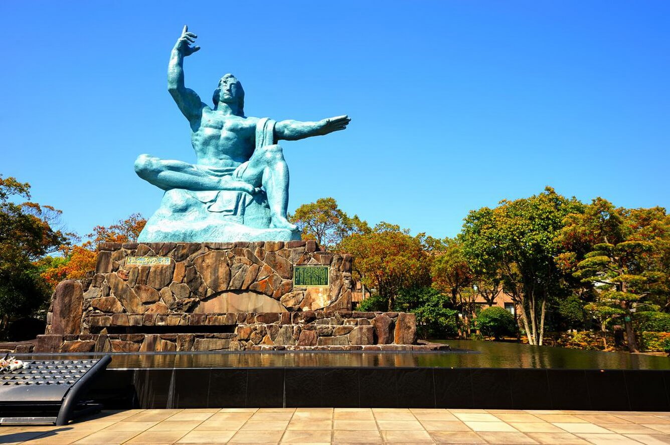 Bức tượng thạch cao tại công viên Hòa Bình mang ý nghĩa nhân văn sâu sắc.