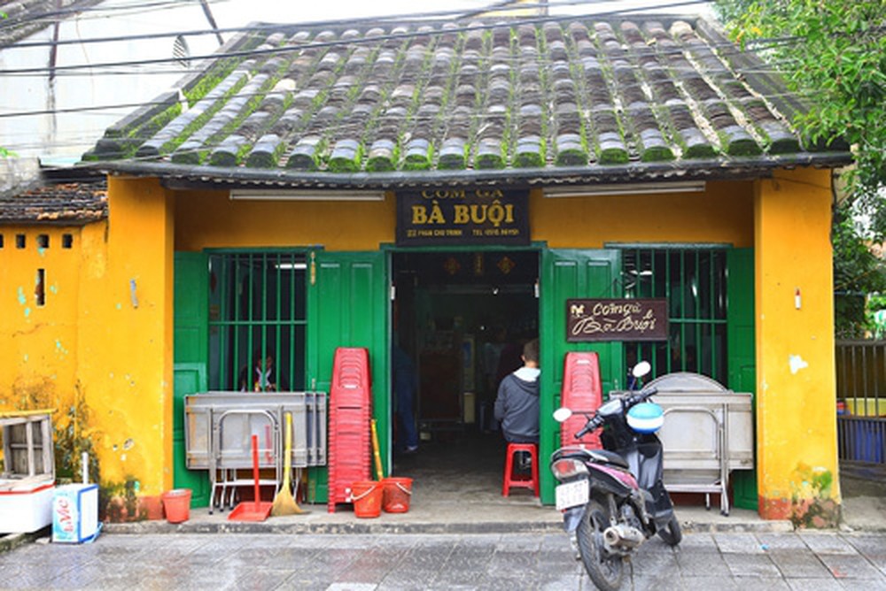 Quán Cơm gà Bà Buội nằm ở số 22 Phan Chu Trinh, phường Minh An, thuộc TP Hội An