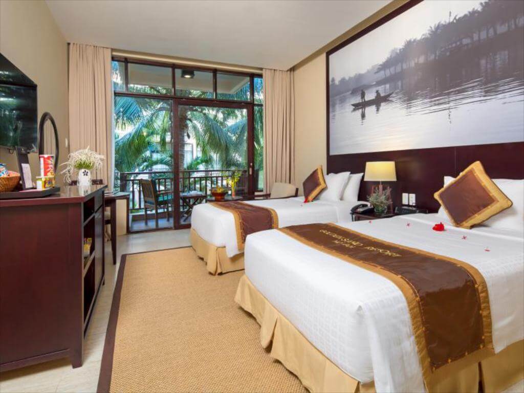 Phòng Golden Sand Resort được thiết kế trang nhã, mang tính thẩm mỹ cao bằng vật liệu tự nhiên như gỗ và đá granite.