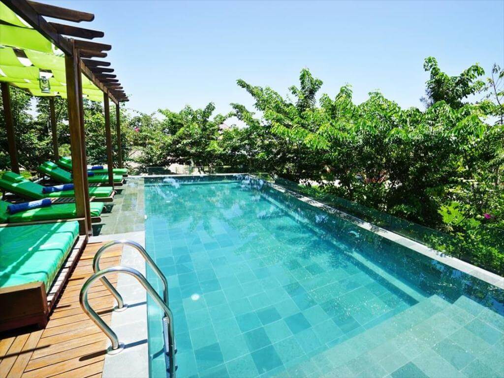 Khách sạn được tích hợp thêm hồ bơi cho du khách thư giản tuyệt đối.