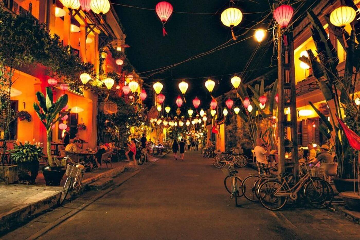 Hội An về đêm đẹp lung linh rực rỡ dưới ánh sáng của hàng trăm ngọn đèn lộng giăng ở khắp cả khu phố