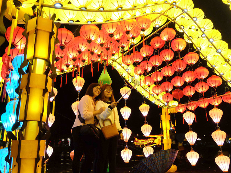 Lễ hội lồng đèn thu hút một lượng lớn khách du lịch đến tham gia