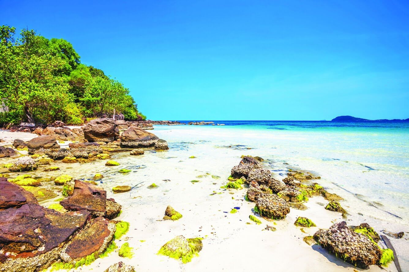 Bãi Thơm Phú Quốc có bãi cát đẹp nhưng hẹp và nước biển trong Qxanh nhưng nông nhiều đá ngầm nên không thích hợp để tắm biển.