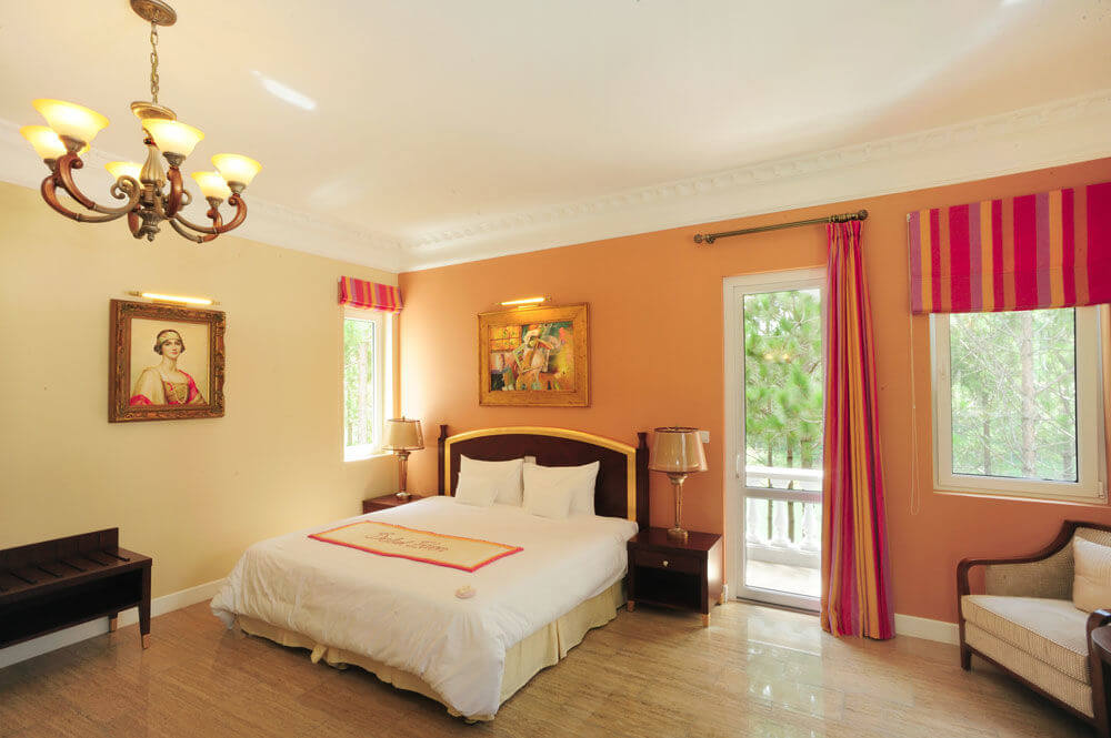 Phòng ngủ tại Dalat Edensee Lake Resort & Spa, mang thiết kế sang trọng, tiện nghi